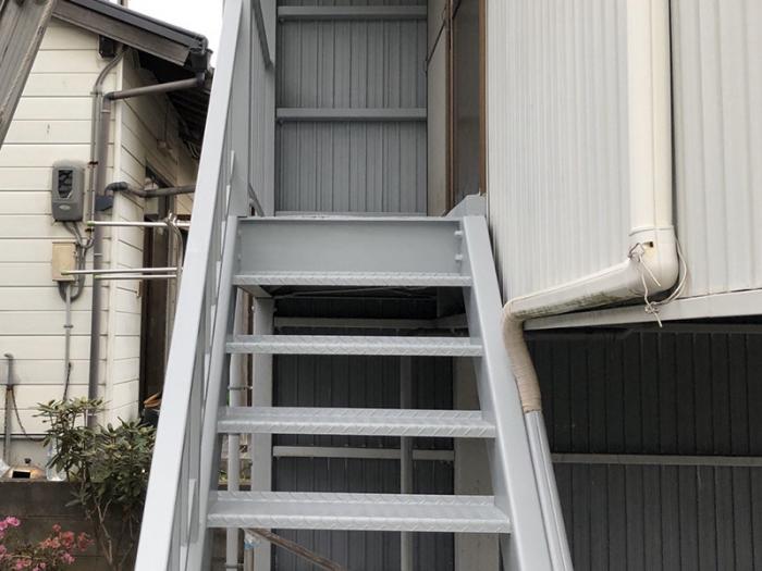 滋賀県甲賀市鉄骨階段塗装工事の写真です